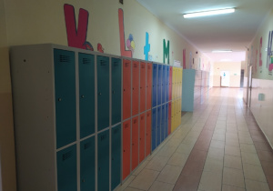 Korytarz przy klasach I-III .Pod ścianą umieszczone kolorowe szafki do przechowywania rzeczy dla uczniów klas młodszych.